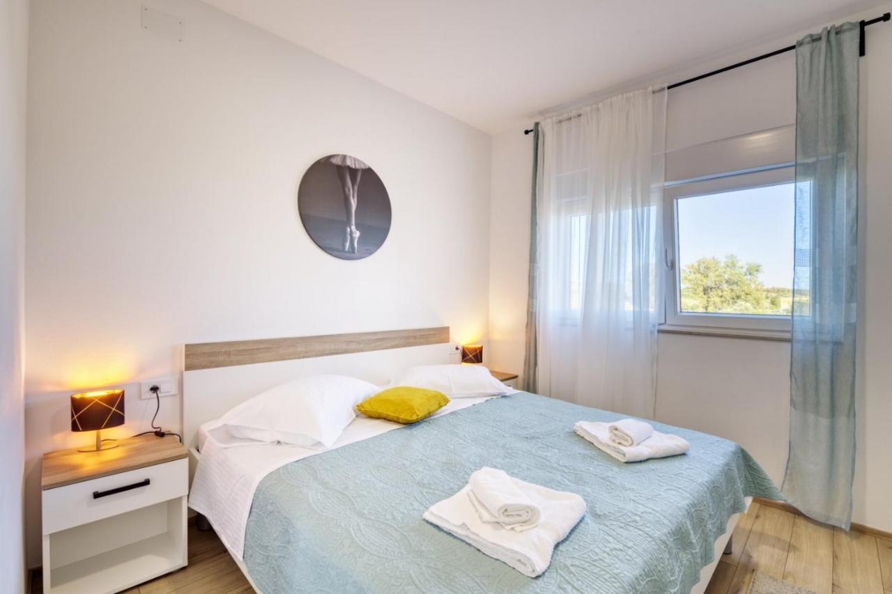 Crowonder Sun Dance Apartments With Heated Swimming Pool Seaview And Garden Sveti Filip i Jakov Exterior foto