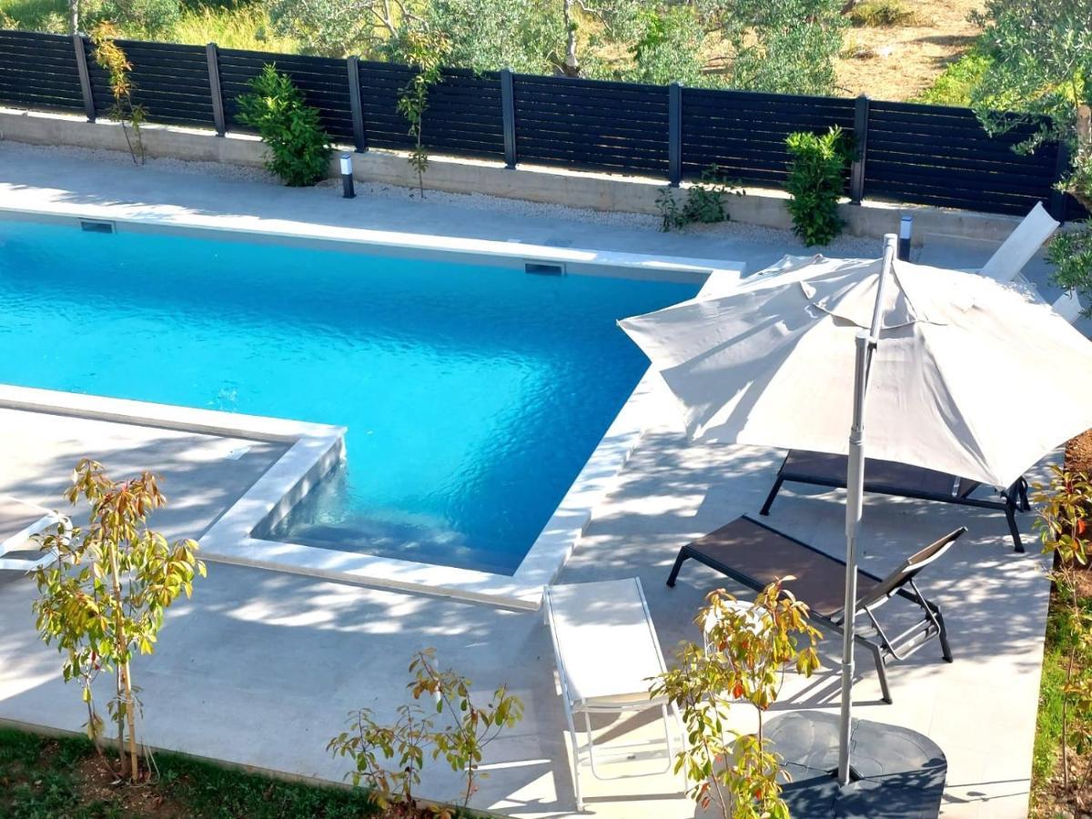 Crowonder Sun Dance Apartments With Heated Swimming Pool Seaview And Garden Sveti Filip i Jakov Exterior foto