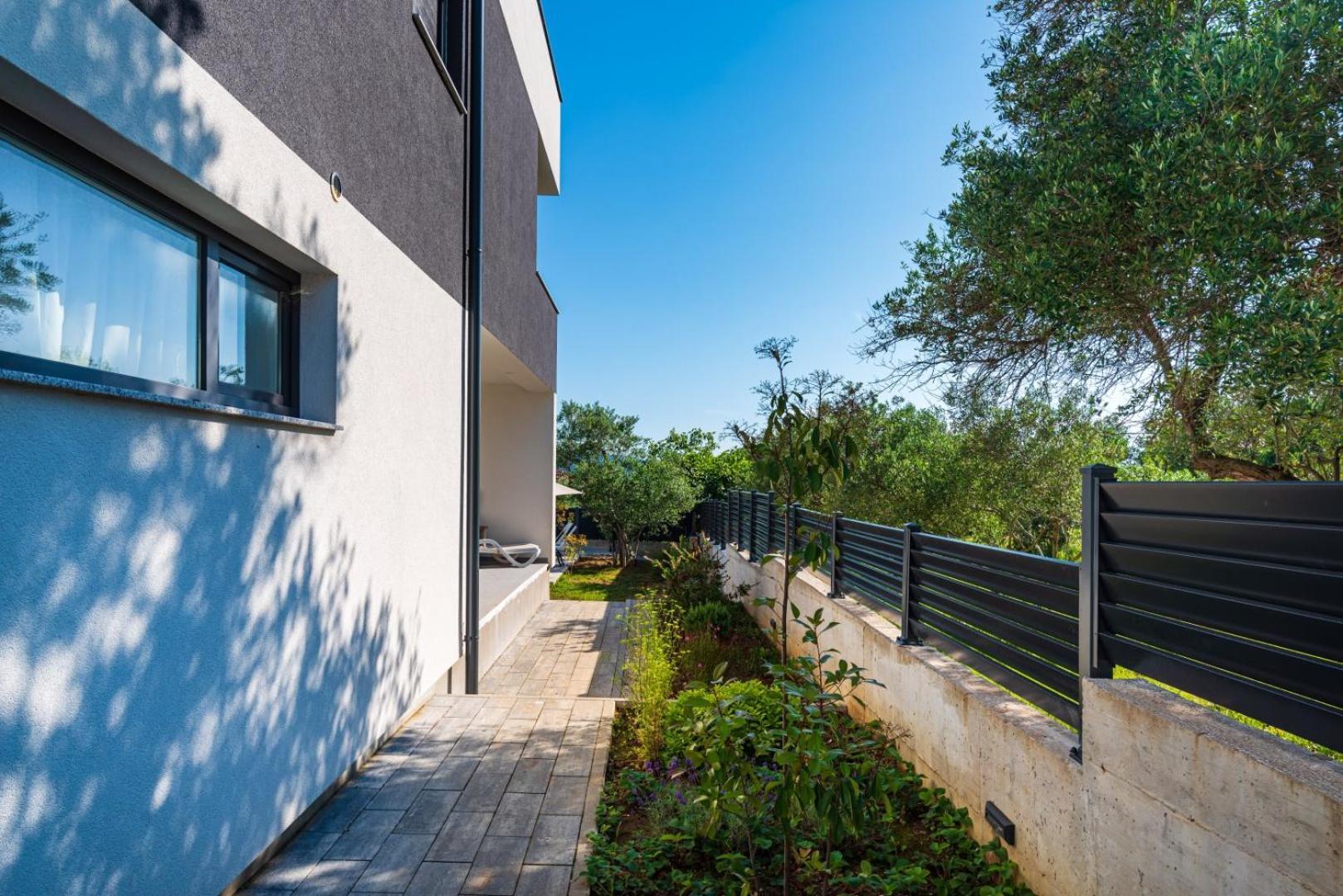 Crowonder Sun Dance Apartments With Heated Swimming Pool Seaview And Garden Sveti Filip i Jakov Exterior foto